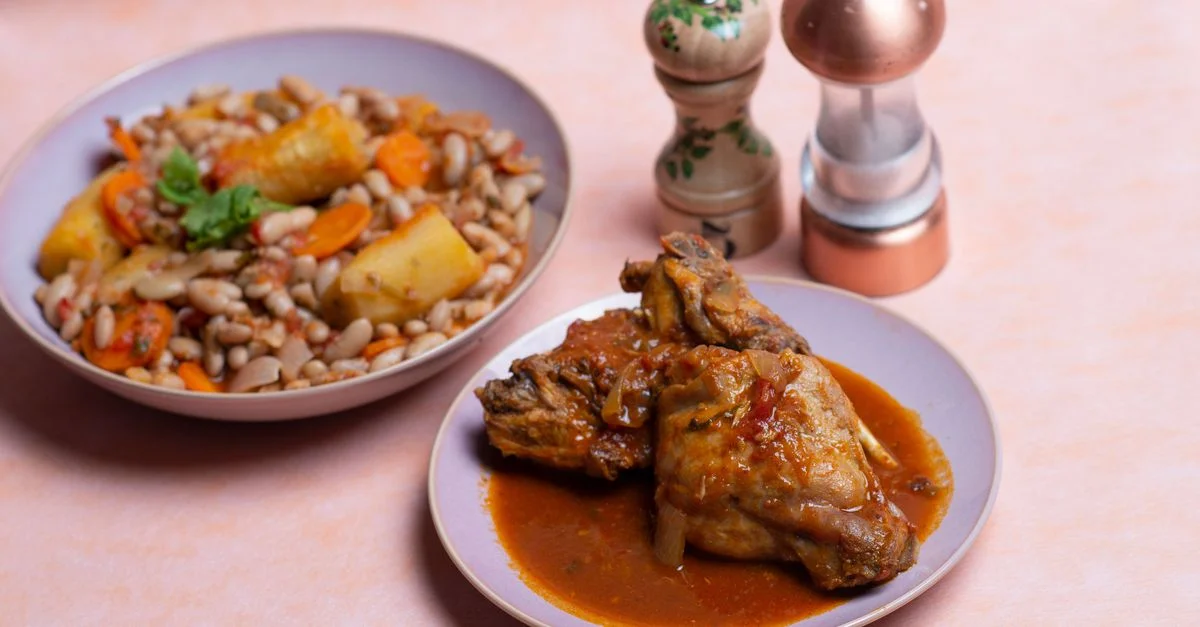 Un savoureux ragoût de poulet à l'africaine avec des haricots, des carottes et des pommes de terre, parfait pour l'inspiration culinaire.